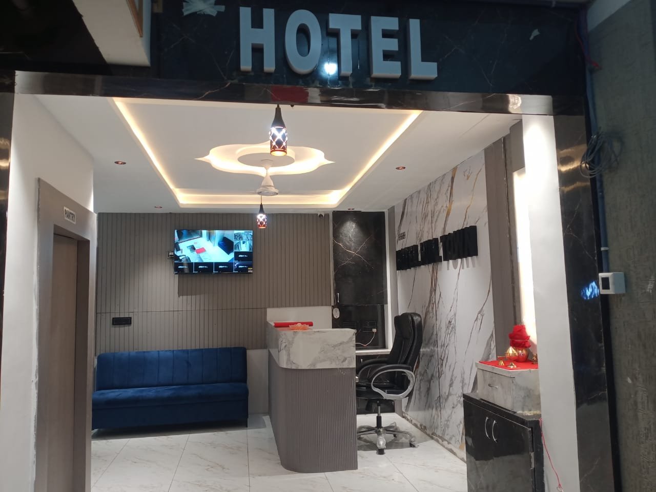 Hotel Hill Town reception and exterior view